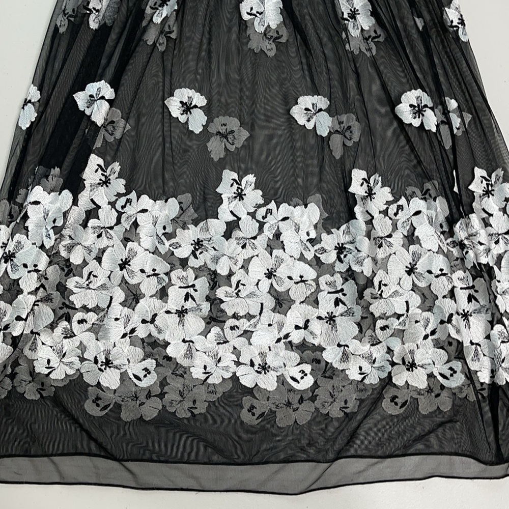 Nicole Miller Black/White Formal Embroidered Floral Beaded Floor-Length - US 6 - Picture 6 of 16